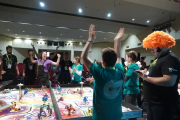 Διαγωνιζόμενοι του fll πανηγυρίζουν μια υπέροχη επίδοση, με την κεντρική παρουστρια να συμπαρασύρει το πλήθος